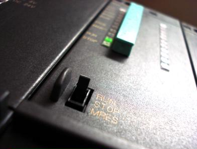 PLC con selector RUN / STOP / MRES